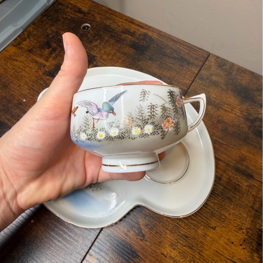 Hayási Kutani Hand-Painted Porcelain Tea Cup Saucer Bird Motif White & Pastel